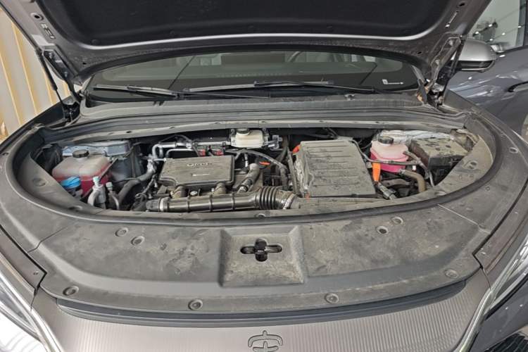 Used BYD Song L DM-i 2025 Intelligent Driving Version 160 km Beyond-Range Type Engine Bay