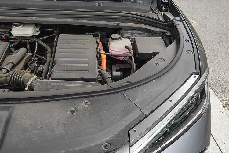 Used BYD Song L DM-i 2025 Intelligent Driving Version 112 km Beyond-Range Type Engine Bay Left
