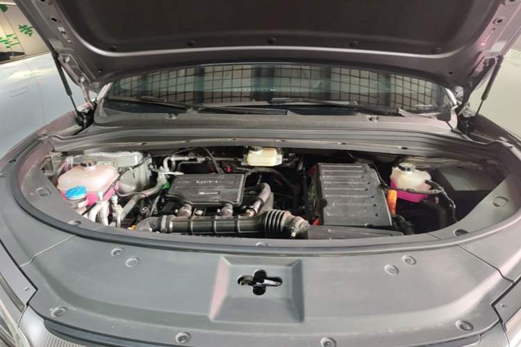 Used BYD Song L DM-i 2025 Intelligent Driving Version 160 km Beyond-Range Type Engine Bay