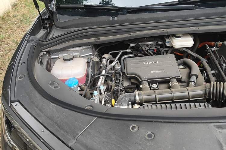 Used BYD Song L DM-i 2025 Intelligent Driving Version 112 km Beyond-Range Type Engine Bay Right