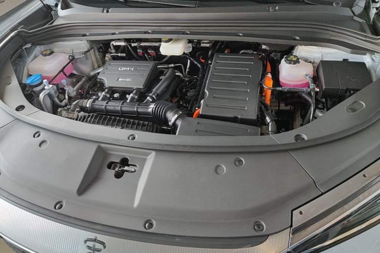 Used BYD Song L DM-i 2025 Intelligent Driving Version 160 km Beyond-Range Type Engine Bay