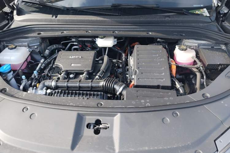 Used BYD Song L DM-i 2025 Intelligent Driving Version 112 km Beyond-Range Type Engine Bay