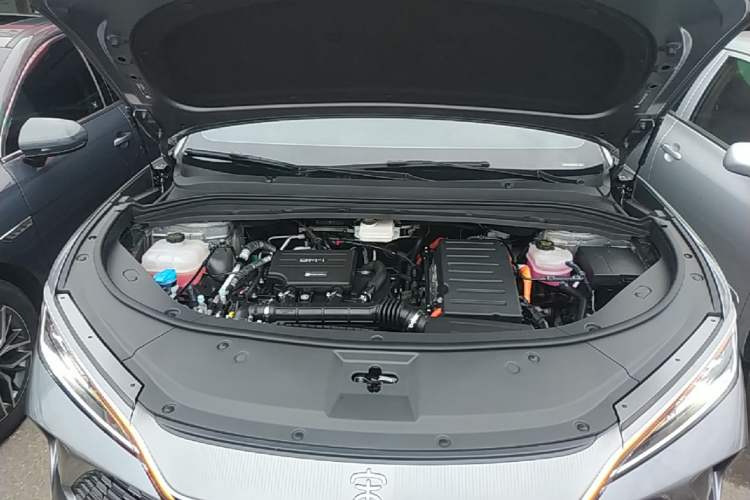 Used BYD Song L DM-i 2025 Intelligent Driving Version 112 km Beyond-Range Type Engine Bay