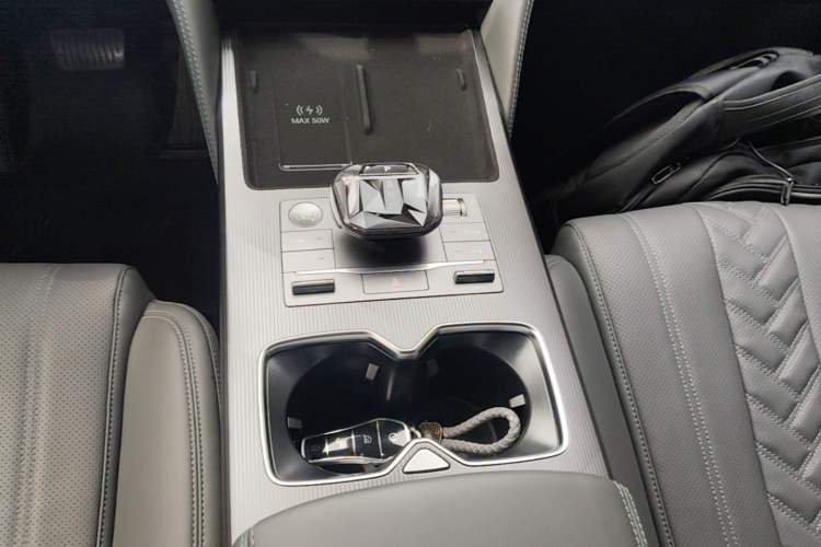 Used BYD Song L DM-i 2025 Intelligent Driving Version 160 km Beyond-Range Type Gear Lever