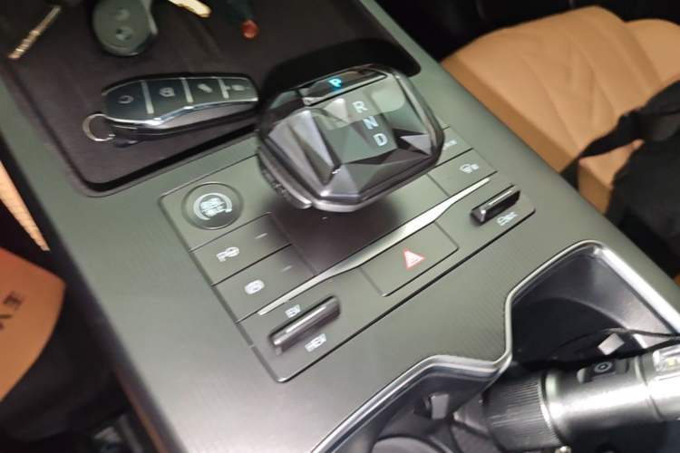 Used BYD Song L DM-i 2025 Intelligent Driving Version 160 km Beyond-Range Type Gear Lever