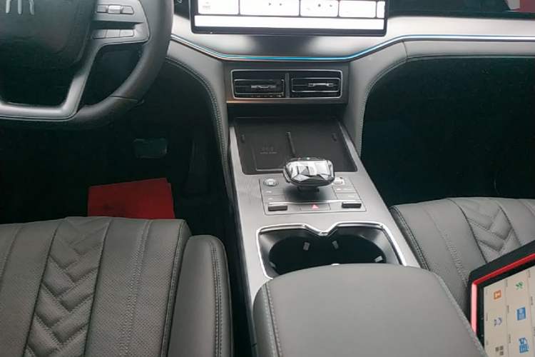 Used BYD Song L DM-i 2025 Intelligent Driving Version 112 km Beyond-Range Type Gear Lever