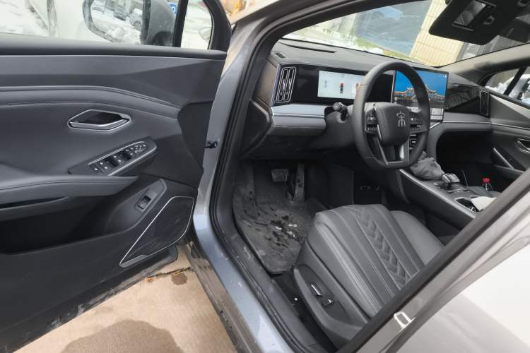 Used BYD Song L DM-i 2025 Intelligent Driving Version 112 km Beyond-Range Type Interior 3