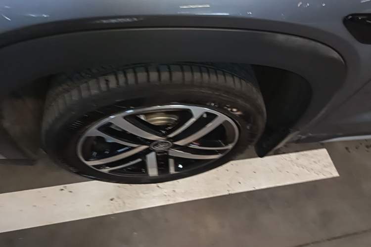 Used BYD Song L DM-i 2025 Intelligent Driving Version 112 km Leading Trim Left Front Wheel Hub