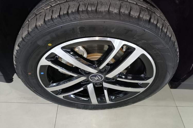 Used BYD Song L DM-i 2025 Intelligent Driving Version 112 km Leading Trim Left Front Wheel Hub