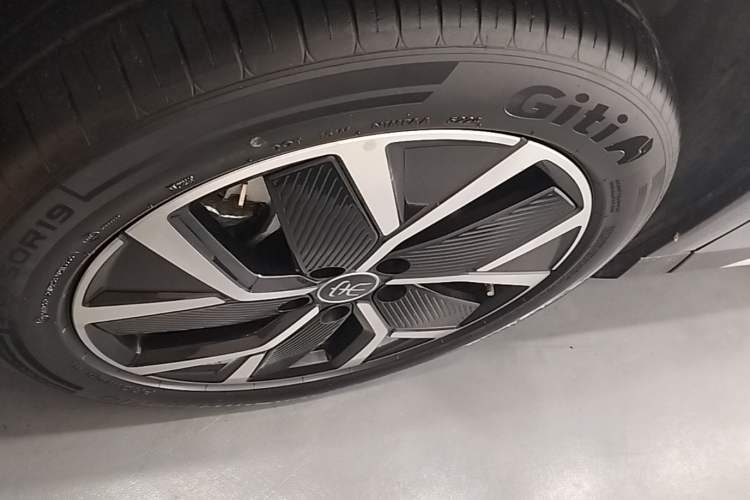 Used BYD Song L DM-i 2025 Intelligent Driving Version 160 km Beyond-Range Type Left Front Wheel Hub