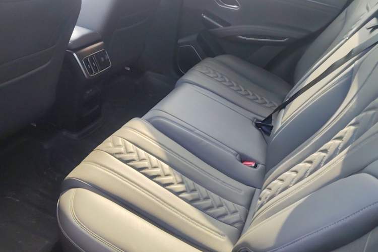 Used BYD Song L DM-i 2025 Intelligent Driving Version 112 km Beyond-Range Type Left Rear Seat