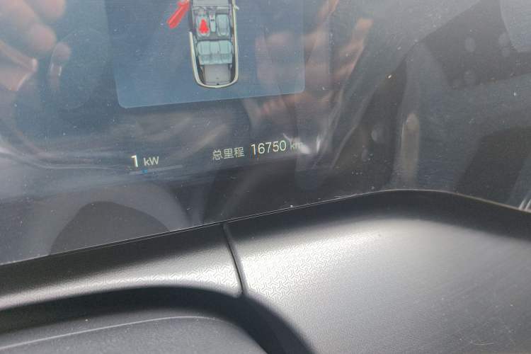 Used BYD Song L DM-i 2025 Intelligent Driving Version 112 km Beyond-Range Type Odometer Close Up
