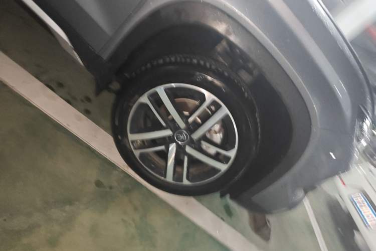 Used BYD Song L DM-i 2025 Intelligent Driving Version 112 km Leading Trim Right Front Wheel Hub