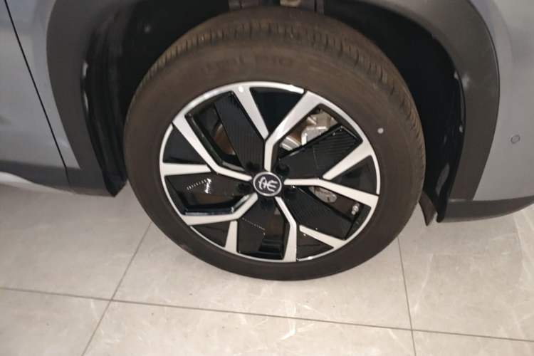 Used BYD Song L DM-i 2025 Intelligent Driving Version 160 km Excellence Edition Right Front Wheel Hub