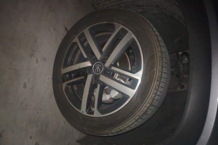 Used BYD Song L DM-i 2025 Intelligent Driving Version 112 km Leading Trim Right Front Wheel Hub