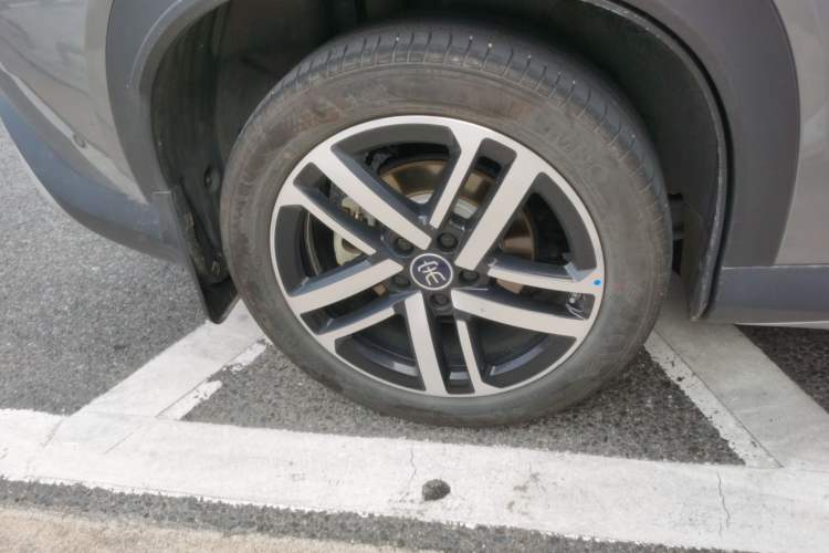 Used BYD Song L DM-i 2025 Intelligent Driving Version 112 km Leading Trim Right Front Wheel Hub