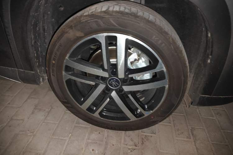 Used BYD Song L DM-i 2025 Intelligent Driving Version 112 km Leading Trim Right Front Wheel Hub