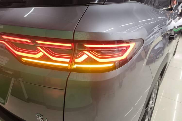 Used BYD Song L DM-i 2025 Intelligent Driving Version 160 km Excellence Edition Right Rear Taillight