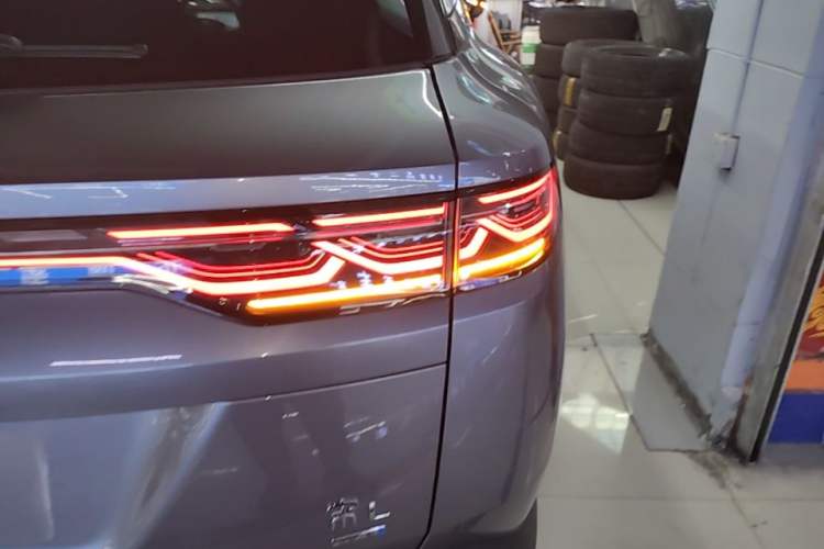 Used BYD Song L DM-i 2025 Intelligent Driving Version 160 km Beyond-Range Type Right Rear Taillight