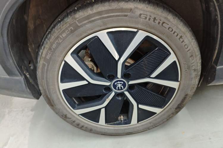 Used BYD Song L DM-i 2025 Intelligent Driving Version 160 km Beyond-Range Type Right Rear Wheel Hub