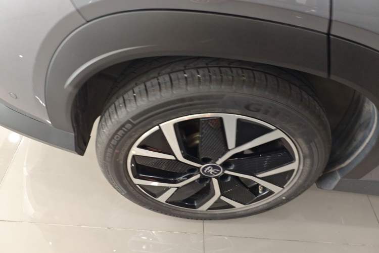 Used BYD Song L DM-i 2025 Intelligent Driving Version 160 km Excellence Edition Right Rear Wheel Hub