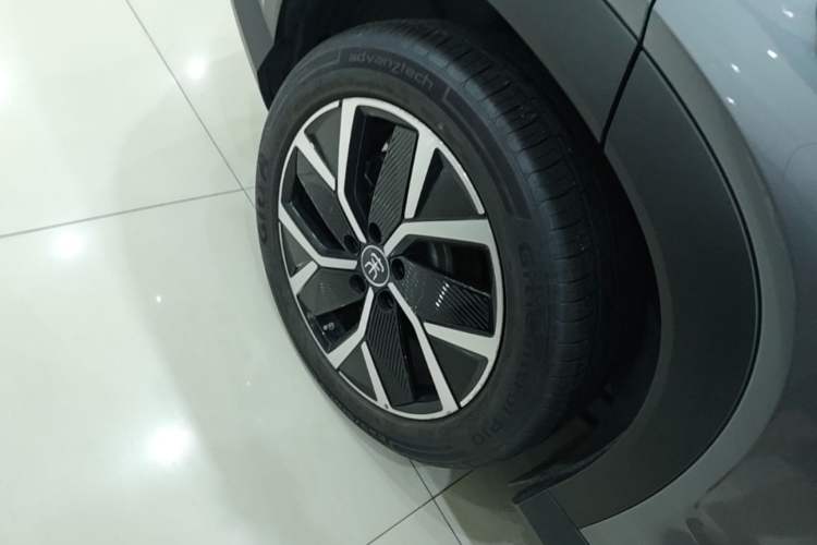 Used BYD Song L DM-i 2025 Intelligent Driving Version 160 km Beyond-Range Type Right Rear Wheel Hub