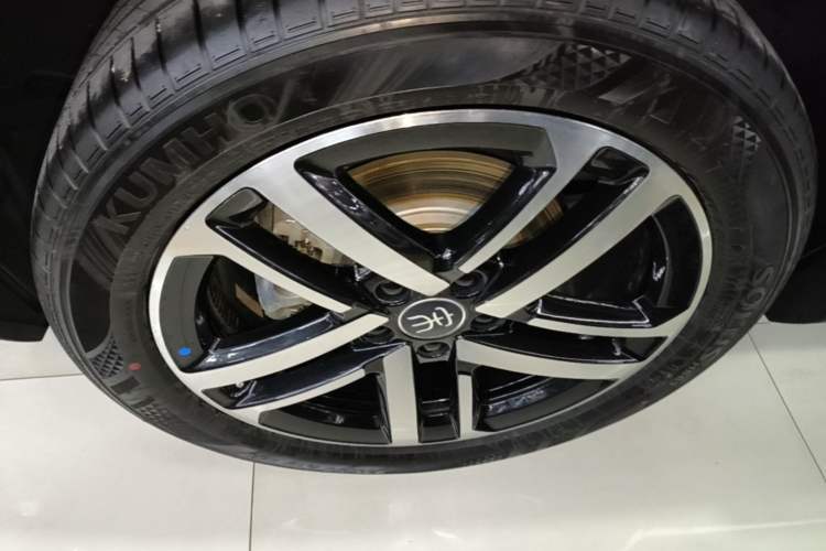 Used BYD Song L DM-i 2025 Intelligent Driving Version 112 km Leading Trim Right Rear Wheel Hub