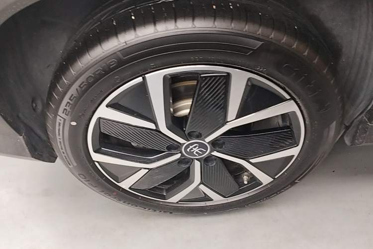 Used BYD Song L DM-i 2025 Intelligent Driving Version 160 km Beyond-Range Type Right Rear Wheel Hub