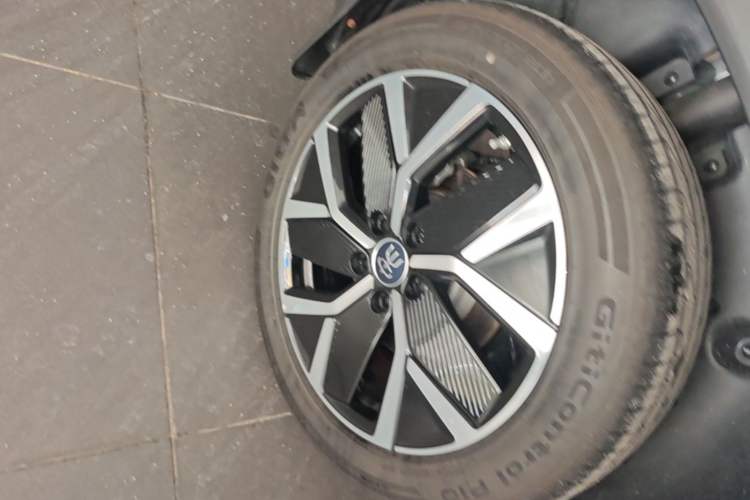 Used BYD Song L DM-i 2025 Intelligent Driving Version 160 km Beyond-Range Type Right Rear Wheel Hub