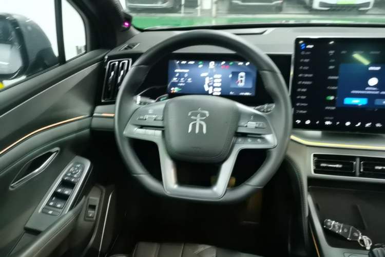 Used BYD Song L DM-i 2025 Intelligent Driving Version 160 km Beyond-Range Type Steering Wheel