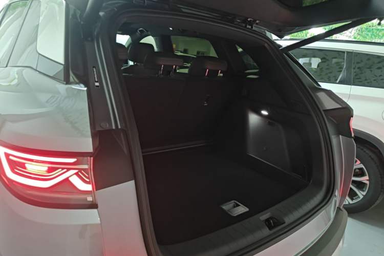 Used BYD Song L DM-i 2025 Intelligent Driving Version 112 km Beyond-Range Type Trunk