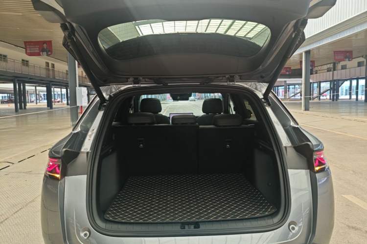 Used BYD Song L DM-i 2025 Intelligent Driving Version 160 km Beyond-Range Type Trunk