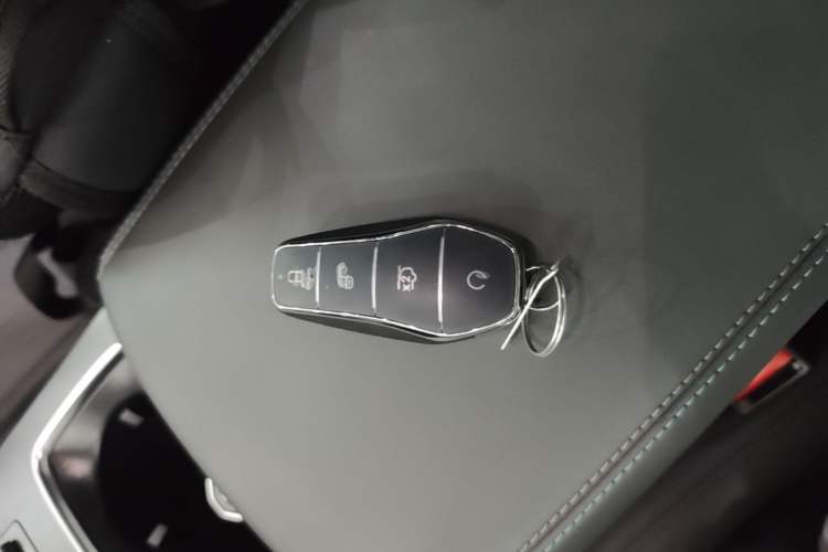 Used BYD Song L DM-i 2025 Intelligent Driving Version 160 km Beyond-Range Type Vehicle Key
