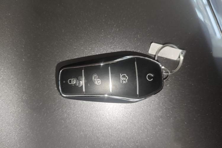 Used BYD Song L DM-i 2025 Intelligent Driving Version 160 km Beyond-Range Type Vehicle Key