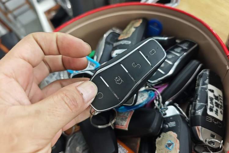 Used BYD Song L DM-i 2025 Intelligent Driving Version 160 km Beyond-Range Type Vehicle Key