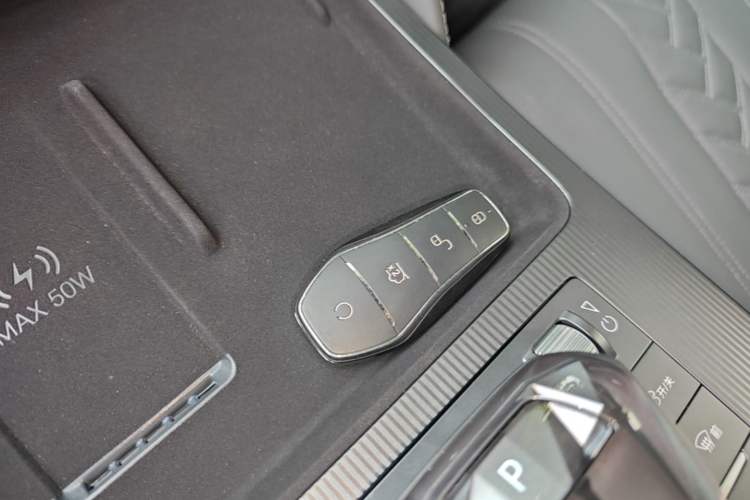 Used BYD Song L DM-i 2025 Intelligent Driving Version 112 km Beyond-Range Type Vehicle Key