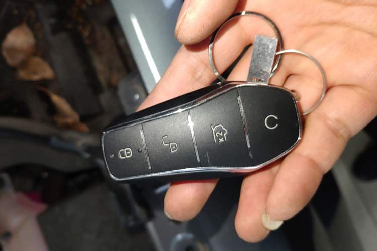 Used BYD Song L DM-i 2025 Intelligent Driving Version 160 km Beyond-Range Type Vehicle Key