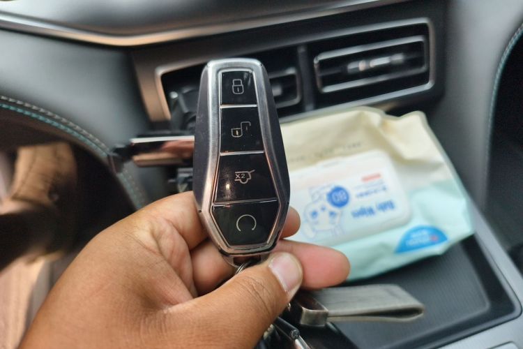 Used BYD Song L DM-i 2025 Intelligent Driving Version 160 km Beyond-Range Type Vehicle Key