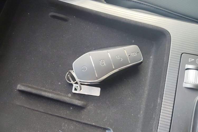 Used BYD Song L DM-i 2025 Intelligent Driving Version 112 km Beyond-Range Type Vehicle Key