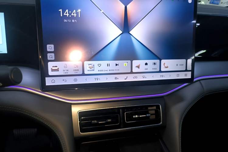 Used BYD Song L DM-i 2025 Intelligent Driving Version 112 km Beyond-Range Type Audio And AC Panel
