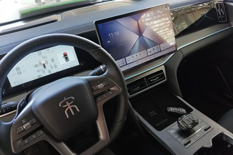 Used BYD Song L DM-i 2025 Intelligent Driving Version 160 km Beyond-Range Type Center Console