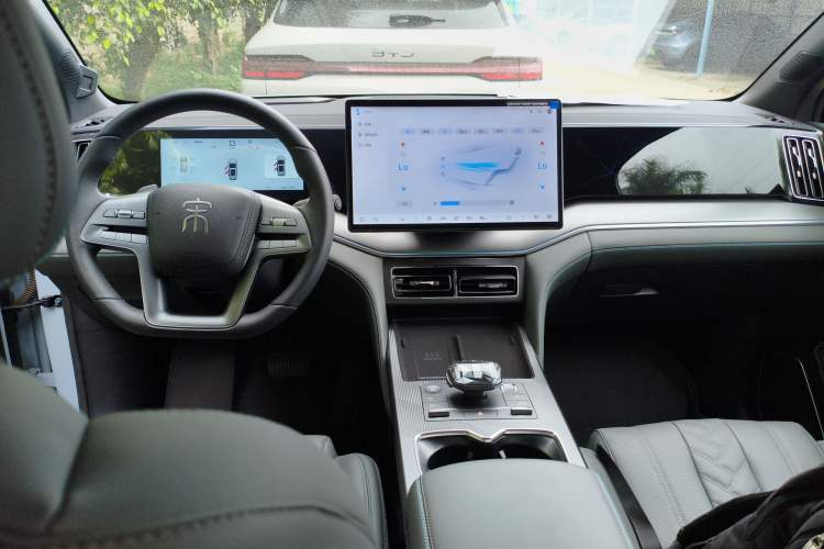 Used BYD Song L DM-i 2025 Intelligent Driving Version 160 km Beyond-Range Type Center Console
