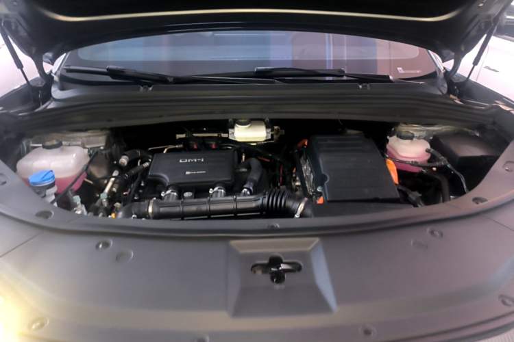 Used BYD Song L DM-i 2025 Intelligent Driving Version 112 km Beyond-Range Type Engine Bay