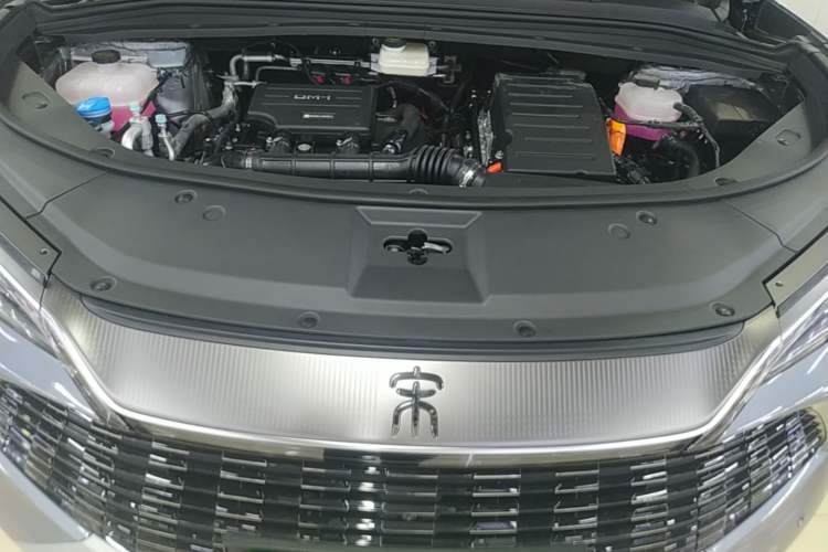 Used BYD Song L DM-i 2025 Intelligent Driving Version 160 km Beyond-Range Type Engine Bay