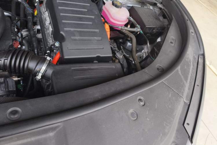 Used BYD Song L DM-i 2025 Intelligent Driving Version 112 km Beyond-Range Type Engine Bay Left