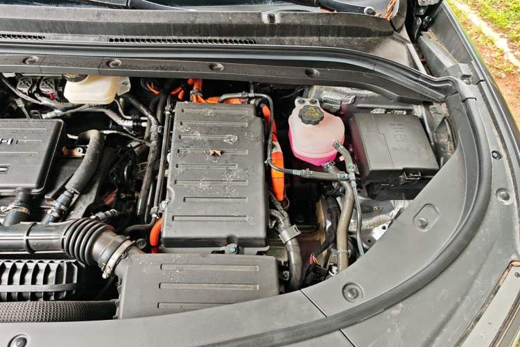 Used BYD Song L DM-i 2025 Intelligent Driving Version 160 km Beyond-Range Type Engine Bay Left