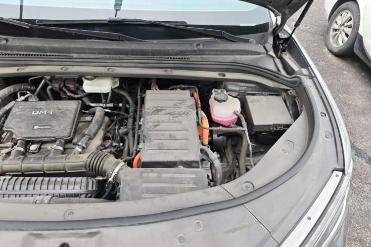 Used BYD Song L DM-i 2025 Intelligent Driving Version 112 km Beyond-Range Type Engine Bay Left