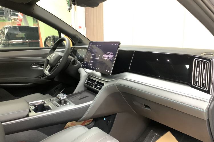 Used BYD Song L DM-i 2025 Intelligent Driving Version 112 km Beyond-Range Type Interior 3