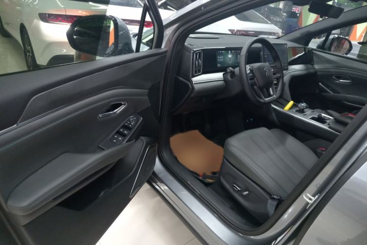 Used BYD Song L DM-i 2025 Intelligent Driving Version 112 km Leading Trim Interior 3
