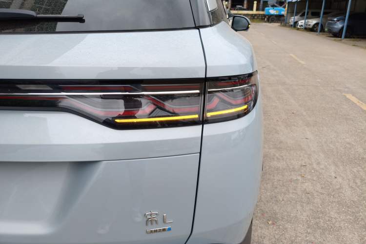 Used BYD Song L DM-i 2025 Intelligent Driving Version 160 km Beyond-Range Type Right Rear Taillight
